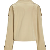 Produktfoto af Carlie jakke i beige. På hvid baggrund. Fra BySofieSønderby