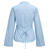 Produktbillede af blå CARO skjorte med bæltedetalje. Set bagfra. Fra BySofieSønderby