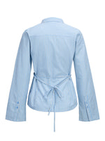 Produktbillede af blå CARO skjorte med bæltedetalje. Set bagfra. Fra BySofieSønderby