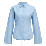 Produktbillede af blå CARO skjorte med bæltedetalje. Set forfra. Fra BySofieSønderby