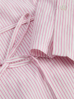 Detaljebillede af lyserød CARO skjorte med bæltedetalje. Fra BySofieSønderby