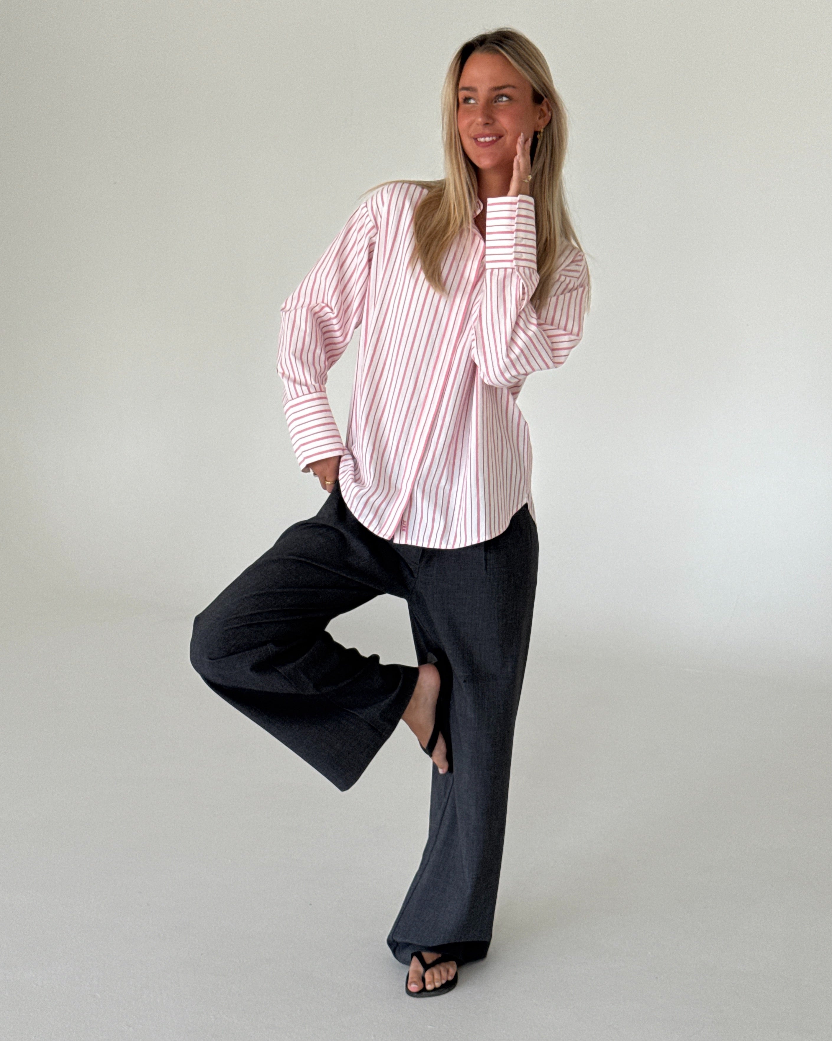 Modelbillede af CARO skjorte, stribet hvid/rød og KARI bukser, grå. Begge fra BySofieSønderby