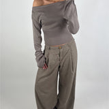 Modelbillede af brun CARTER oneshoulder bluse. Set forfra. Fra BySofieSønderby