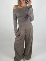 Modelbillede af brun CARTER oneshoulder bluse. Set forfra. Fra BySofieSønderby