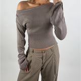 Modelbillede af brun CARTER oneshoulder bluse. Set forfra. Fra BySofieSønderby
