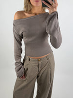 Modelbillede af brun CARTER oneshoulder bluse. Set forfra. Fra BySofieSønderby