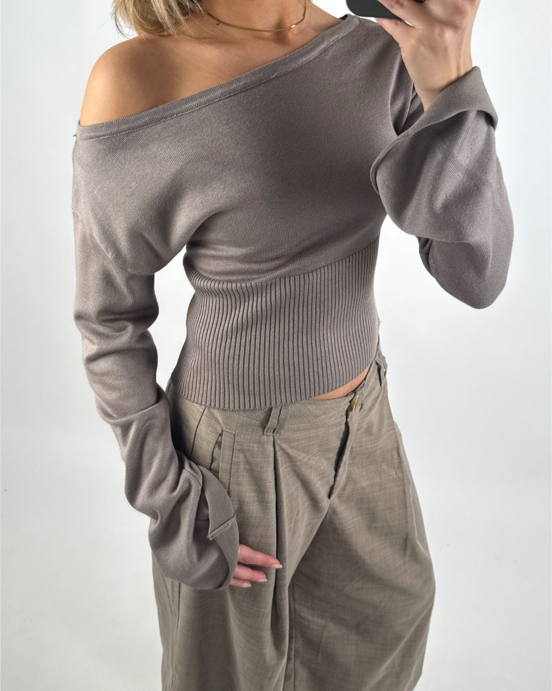 Modelbillede af brun CARTER oneshoulder bluse. Set forfra. Fra BySofieSønderby