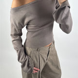 Modelbillede af brun CARTER oneshoulder bluse. Set forfra. Fra BySofieSønderby