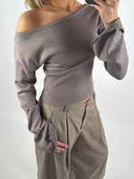Modelbillede af brun CARTER oneshoulder bluse. Set forfra. Fra BySofieSønderby