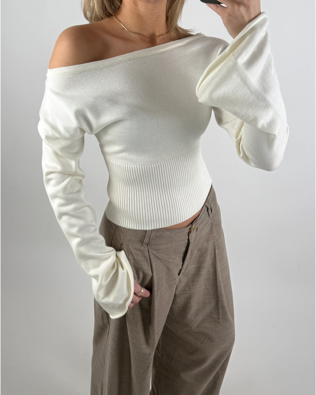 Modelbillede af cremefarvet CARTER oneshoulder bluse. Set forfra. Fra BySofieSønderby