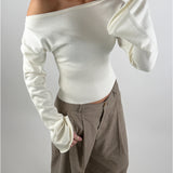 Modelbillede af cremefarvet CARTER oneshoulder bluse. Set forfra. Fra BySofieSønderby