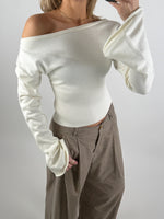 Modelbillede af cremefarvet CARTER oneshoulder bluse. Set forfra. Fra BySofieSønderby
