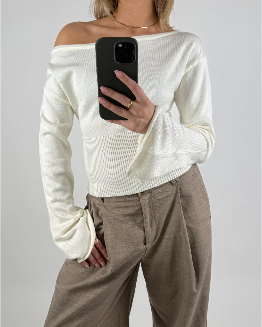 Modelbillede af cremefarvet CARTER oneshoulder bluse. Set forfra. Fra BySofieSønderby