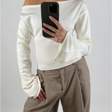 Modelbillede af cremefarvet CARTER oneshoulder bluse. Set forfra. Fra BySofieSønderby