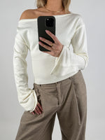 Modelbillede af cremefarvet CARTER oneshoulder bluse. Set forfra. Fra BySofieSønderby