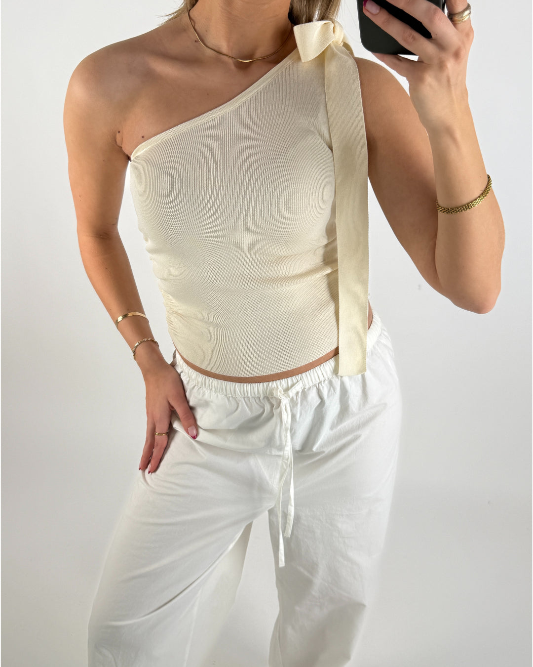 Modelbillede af cremefarvet CASSIDY top. Set forfra. Fra BySofieSønderby