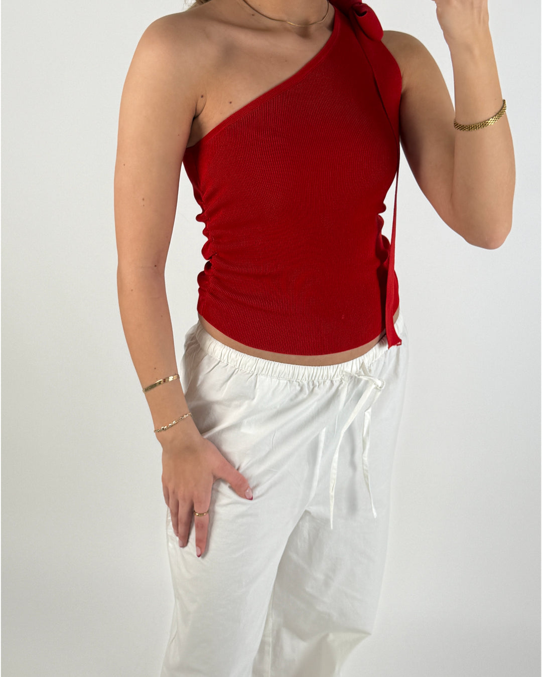 Modelbillede af rød CASSIDY top. Set forfra. Fra BySofieSønderby