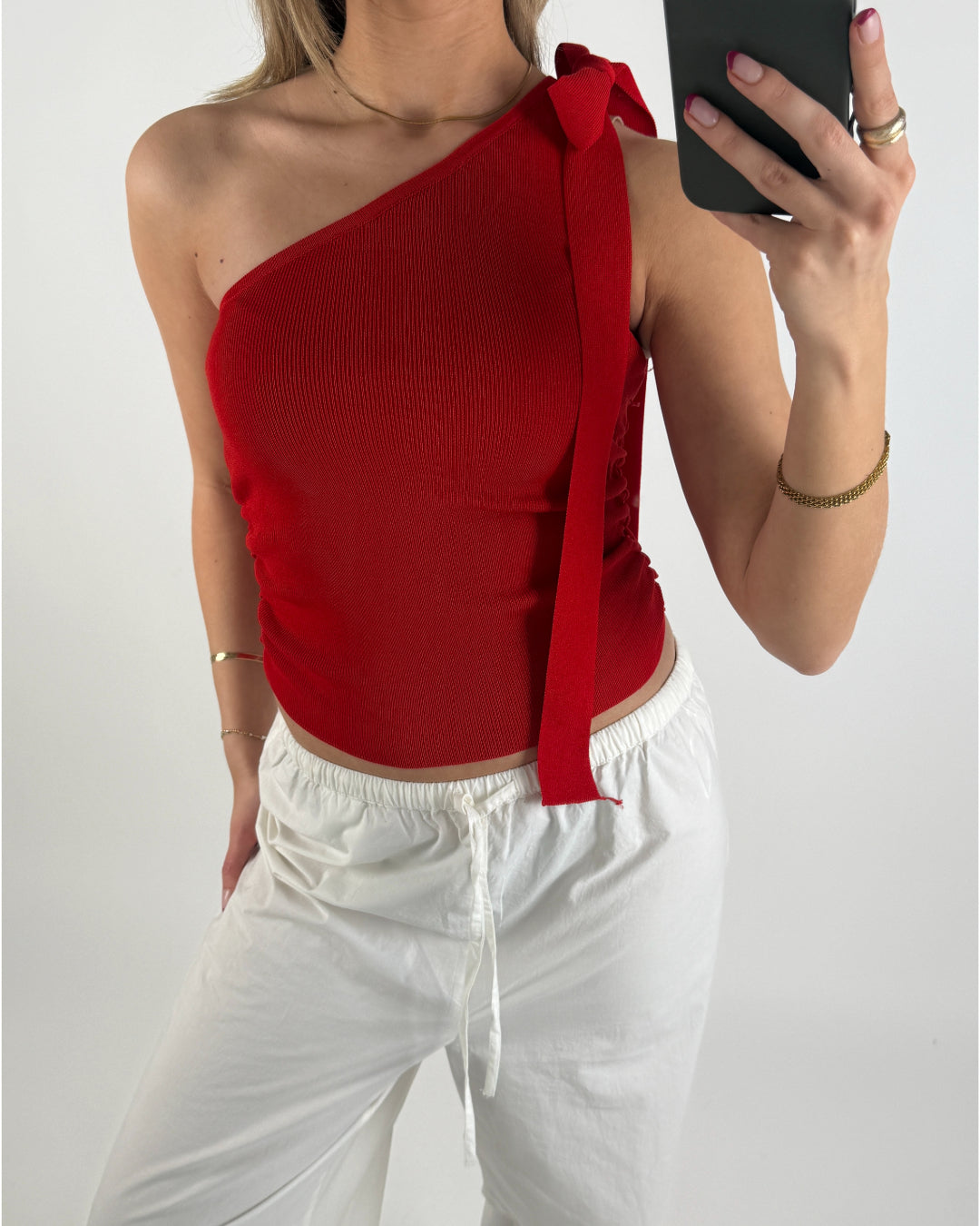 Modelbillede af rød CASSIDY top. Set forfra. Fra BySofieSønderby