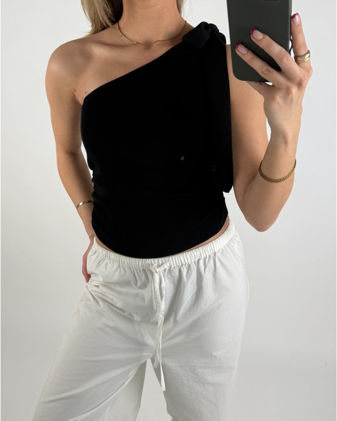 Modelbillede af sort CASSIDY top. Set forfra. Fra BySofieSønderby