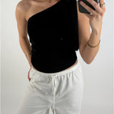 Modelbillede af sort CASSIDY top. Set forfra. Fra BySofieSønderby