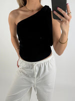 Modelbillede af sort CASSIDY top. Set forfra. Fra BySofieSønderby