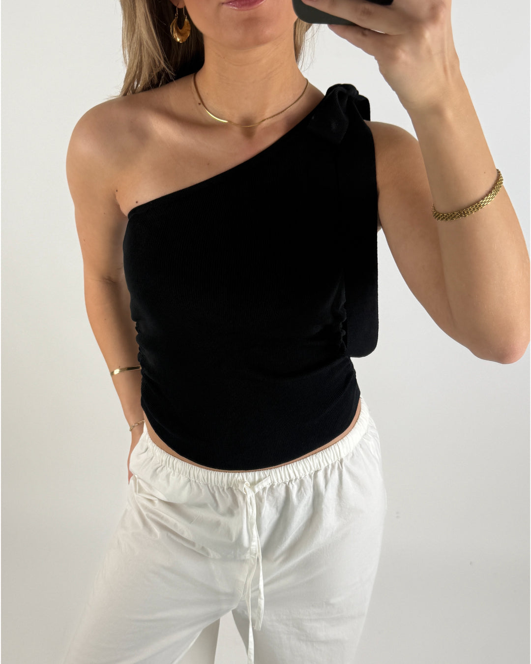 Modelbillede af sort CASSIDY top. Set forfra. Fra BySofieSønderby