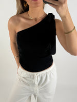 Modelbillede af sort CASSIDY top. Set forfra. Fra BySofieSønderby