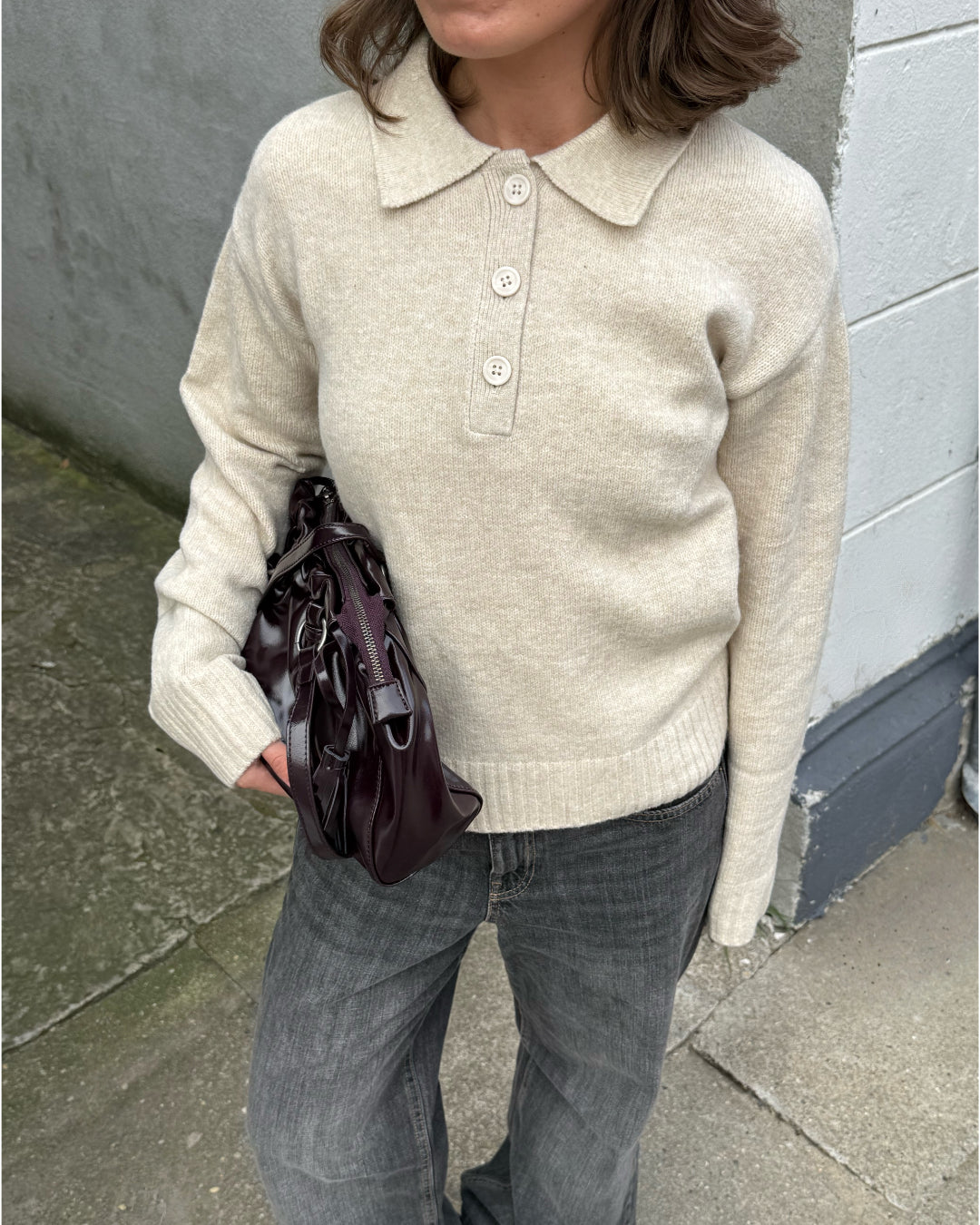 Modelfoto af pige i brun Catalina strik polo, samt grå Nanna jeans. Alt er fra BySofieSønderby