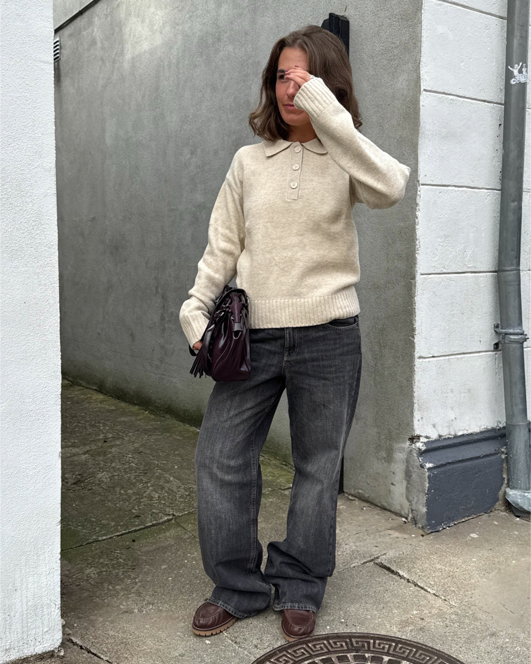 Modelfoto af pige i beige Catalina strik polo, samt grå Nanna jeans. Alt er fra BySofieSønderby