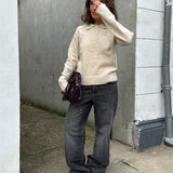Modelfoto af pige i beige Catalina strik polo, samt grå Nanna jeans. Alt er fra BySofieSønderby