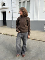 Modelfoto af pige i brun Catalina strik polo, samt grå Nanna jeans. Alt er fra BySofieSønderby
