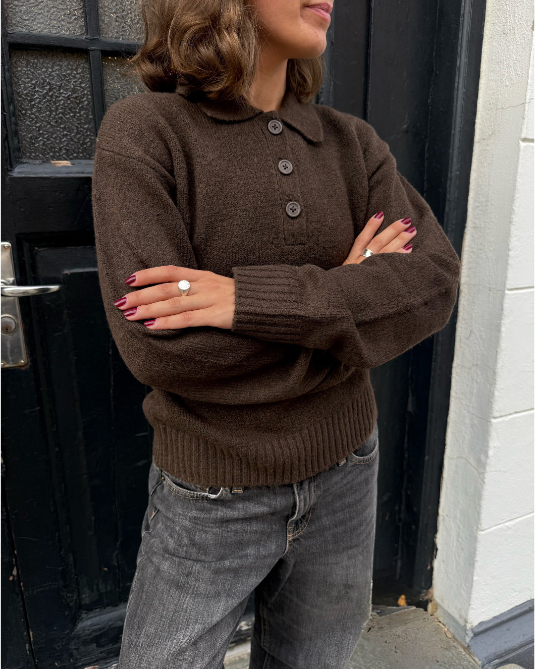 Modelfoto af pige i brun Catalina strik polo, samt grå Nanna jeans. Alt er fra BySofieSønderby