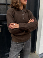 Modelfoto af pige i brun Catalina strik polo, samt grå Nanna jeans. Alt er fra BySofieSønderby