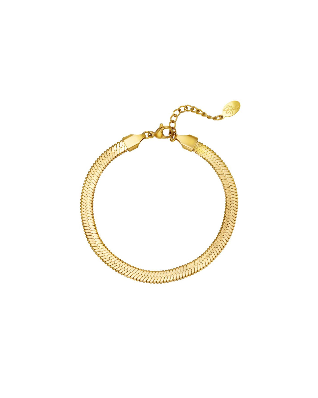 Et guldarmbånd ligger i en cirkulær form med en lille justerbar kæde og vedhæng. Armbåndet hviler på en hvid baggrund og vedhænget har en indgravering.