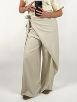 Modelbillede af beige CELIA slå om bukser. Set forfra. Fra BySofieSønderby