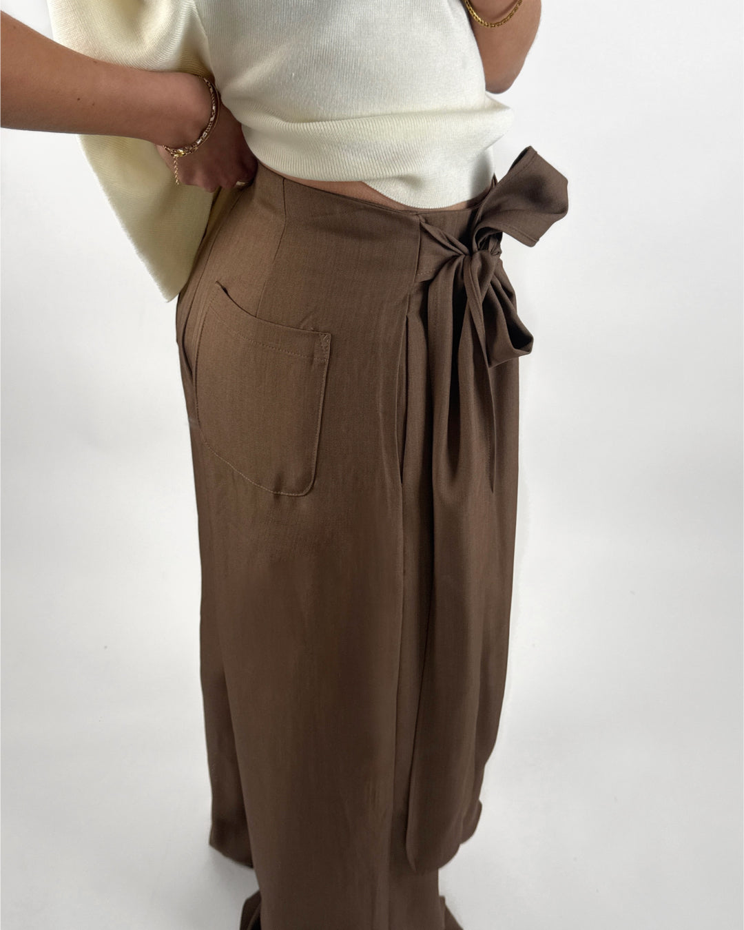 Modelbillede af brune CELIA slå om bukser. Set bagfra. Fra BySofieSønderby