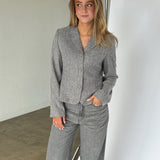 Modelbillede af MAYA blazer i grå. Fra BySofieSønderby