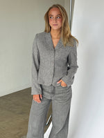 Modelbillede af MAYA blazer i grå. Fra BySofieSønderby