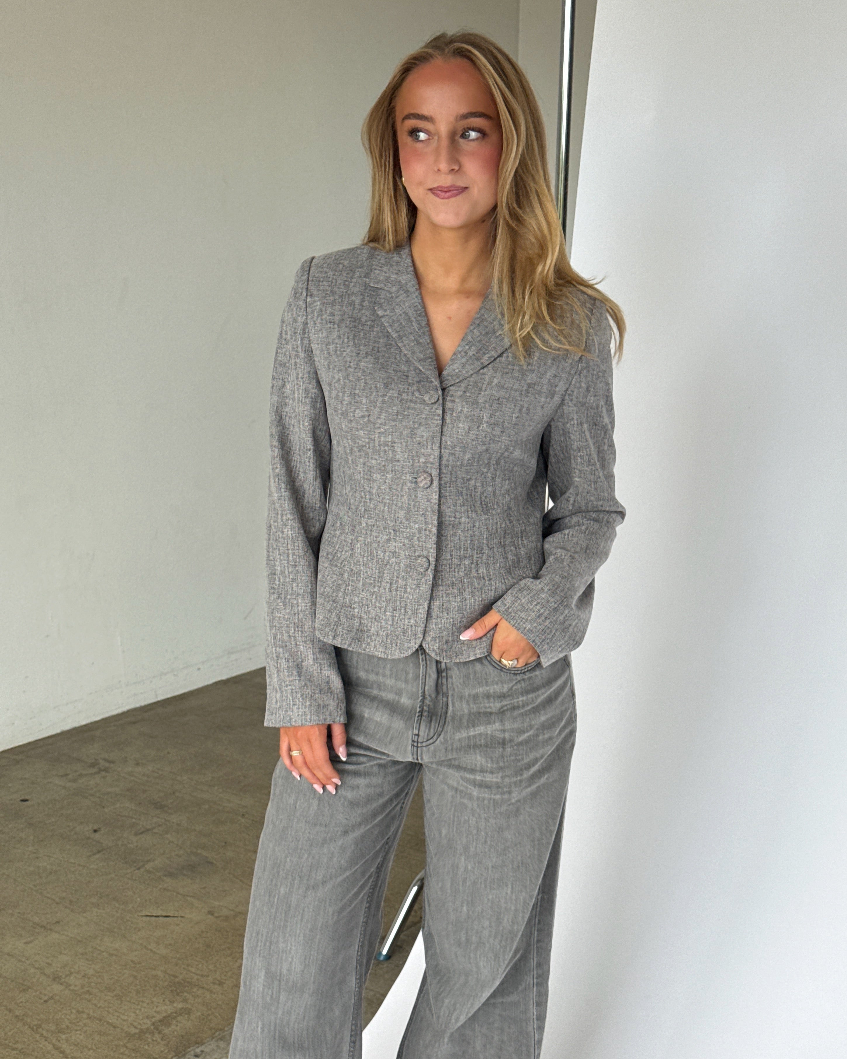 Modelbillede af MAYA blazer i grå. Fra BySofieSønderby