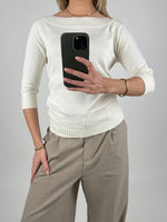 Modelbillede af creme farvet CHLOE bluse. Set forfra. Fra BySofieSønderby