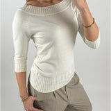 Modelbillede af creme farvet CHLOE bluse. Set forfra. Fra BySofieSønderby