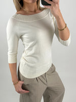 Modelbillede af creme farvet CHLOE bluse. Set forfra. Fra BySofieSønderby