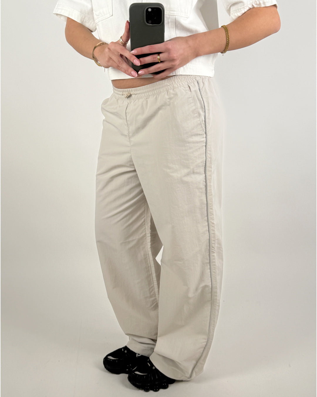 Modelbillede af beige CLAIRE bukser. Set forfra. Fra BySofieSønderby