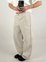 Modelbillede af beige CLAIRE bukser. Set forfra. Fra BySofieSønderby
