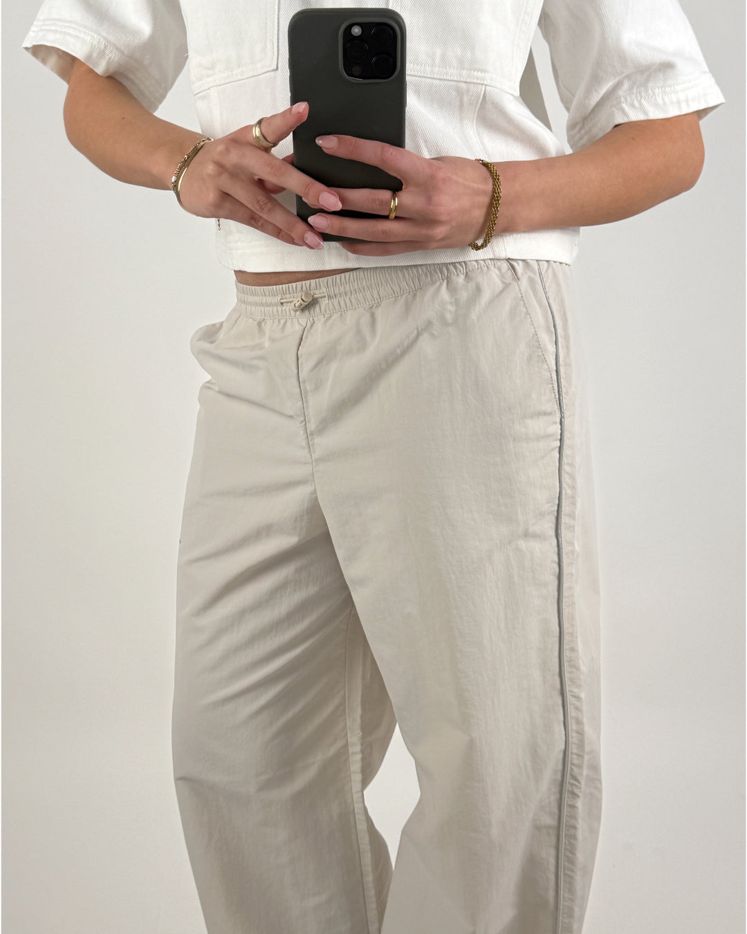 Modelbillede af beige CLAIRE bukser. Set forfra. Fra BySofieSønderby