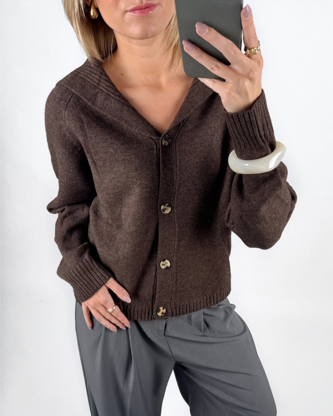 Modelfoto af pige i brun CLARE strik cardigan og grå LISA bukser. Alt er fra BySofieSønderby.