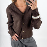 Modelfoto af pige i brun CLARE strik cardigan og grå LISA bukser. Alt er fra BySofieSønderby.