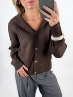 Modelfoto af pige i brun CLARE strik cardigan og grå LISA bukser. Alt er fra BySofieSønderby.