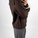 Modelfoto af pige i brun CLARE strik cardigan og grå LISA bukser. Alt er fra BySofieSønderby.