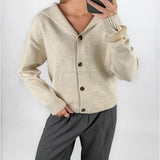 Modelfoto af pige i beige CLARE strik cardigan og grå LISA bukser. Alt er fra BySofieSønderby.